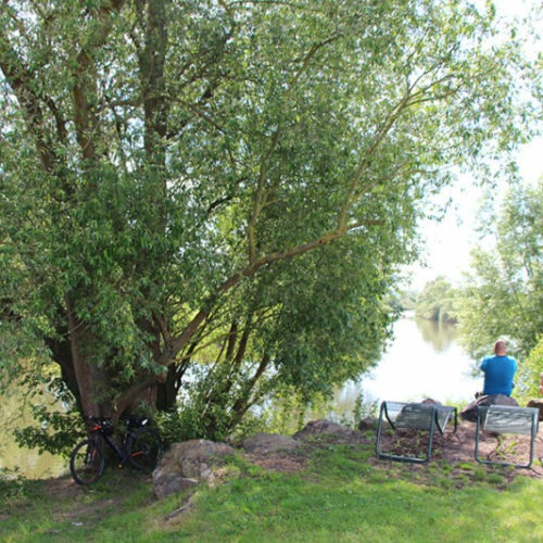 zwei Männer sitzend an der Edermündung