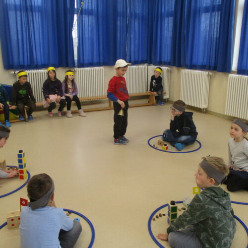 6 Kinder spielen gemeinsam ein Spiel