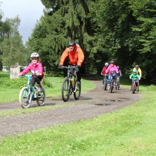 Tour de Chattengau Familie beim Radfahren