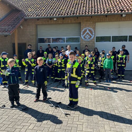 Bürgermeister Petrich begrüßt die zahlreichen Helfer der Kinder- und Jugendfeuerwehr