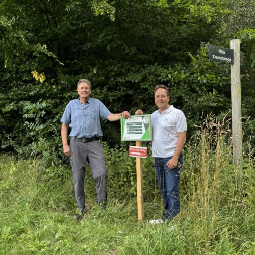 Jürgen Depenbrock und Thomas Petrich am Schild des neuen Pop-up Weges