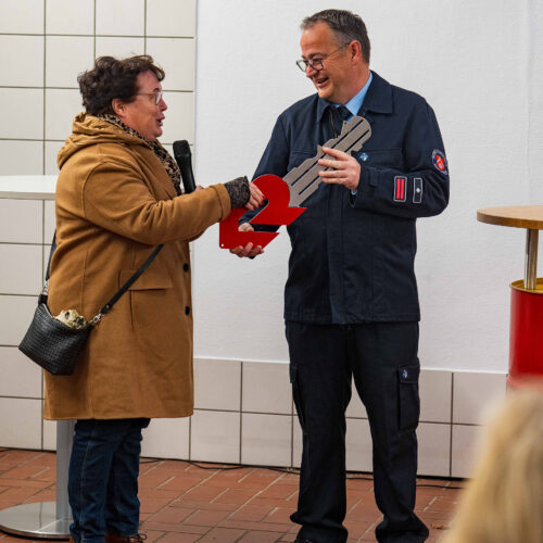 Übergabe des Fahrzeugschlüssels von Erster Beigeordneten Ruth Pfannstiel an Wehrführer Robert Haberecht