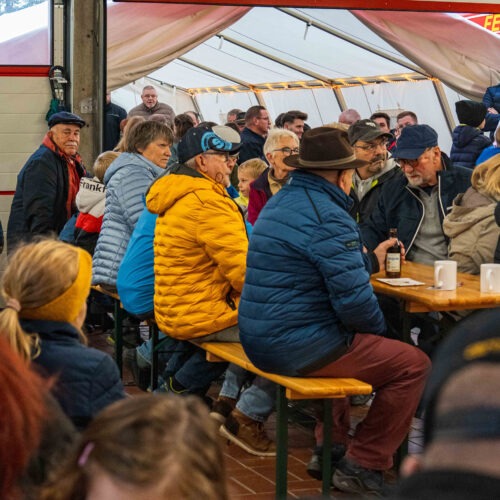 Volles Festzelt bei der Fahrzeugübergabe MLF Haldorf