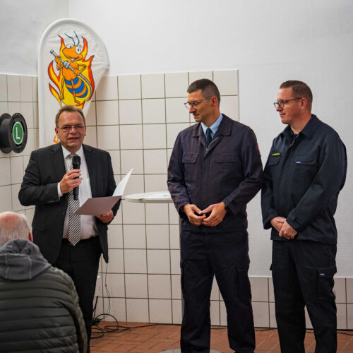 Landrat Winfried Becker übergibt zwei silberne Brandschutzehrenzeichen