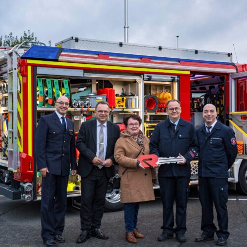 Stv. Kreisbrandinspektor Michael von Bredow, Landrat Winfried Becker, Erste Beigeordnete Ruth Pfannstiel, Wehrführer Robert Haberecht, Gemeindebrandinspektor Marc Schaumburg vor dem neuen MLF