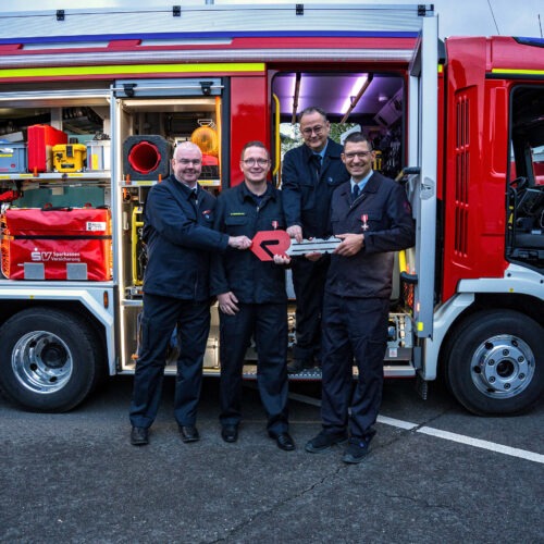 Feuerwehrmänner vor dem neuen MLF Haldorf