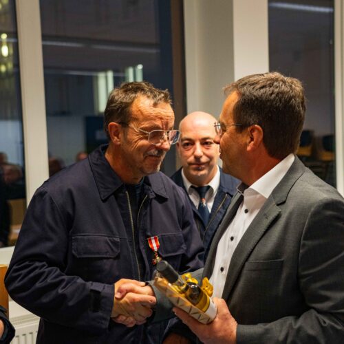Bürgermeister Thomas Petrich überreicht ein Geschenk an den geehrten Mario Reiße