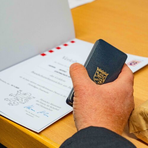 Goldenes Brandschutzehrenzeichen mit Urkunde