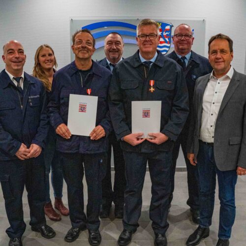 Gruppenfoto bei der Übergabe des goldenen Brandschutzehrenzeichen